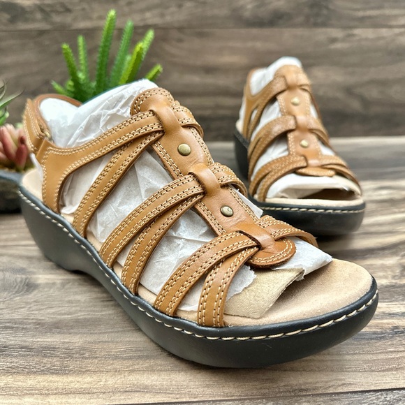 NIB Clarks Delana Curve Tan leather Slingback Strappy Wedge Sandal 8M - Picture 4 of 12